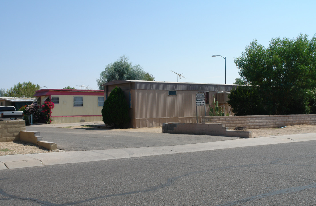 16001 N 27th St in Phoenix, AZ - Building Photo