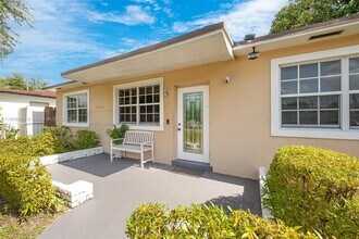 1351 NE 156th St in North Miami Beach, FL - Building Photo - Building Photo