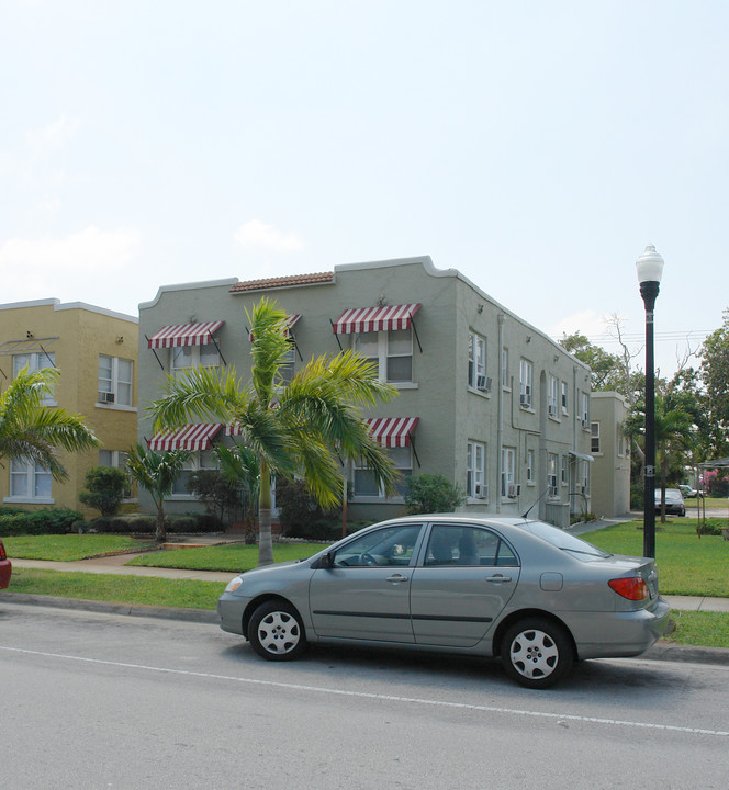 Harrison Manor in Hollywood, FL - Foto de edificio