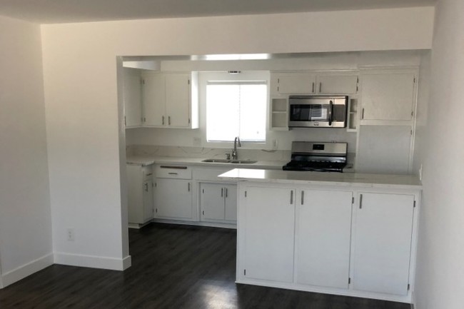 303 Center St, Unit 2 in El Segundo, CA - Foto de edificio - Building Photo