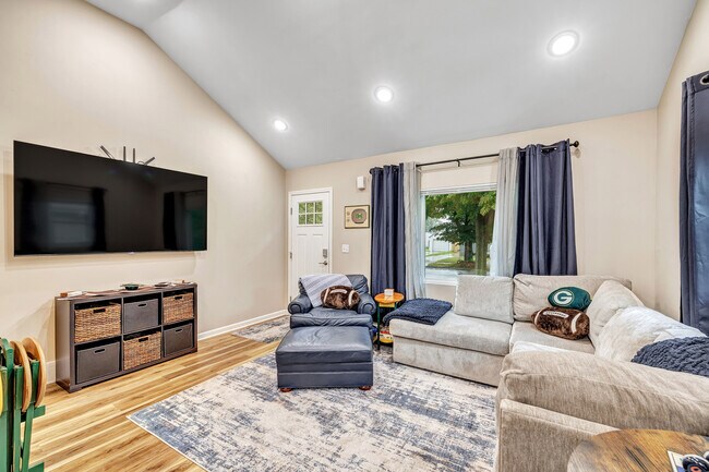 1738 11th Ave in Green Bay, WI - Foto de edificio - Building Photo