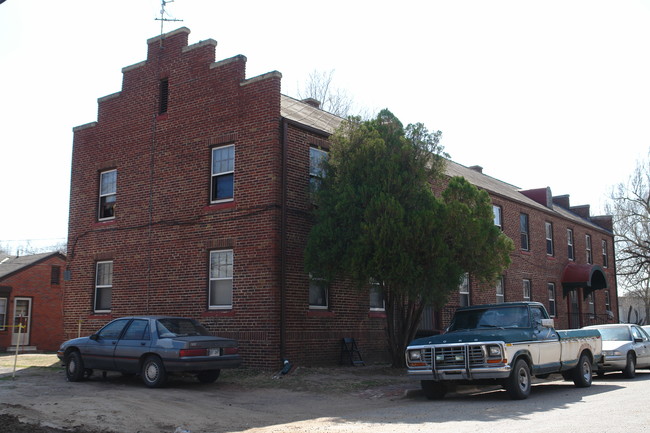 1801 E English St in Wichita, KS - Foto de edificio - Building Photo