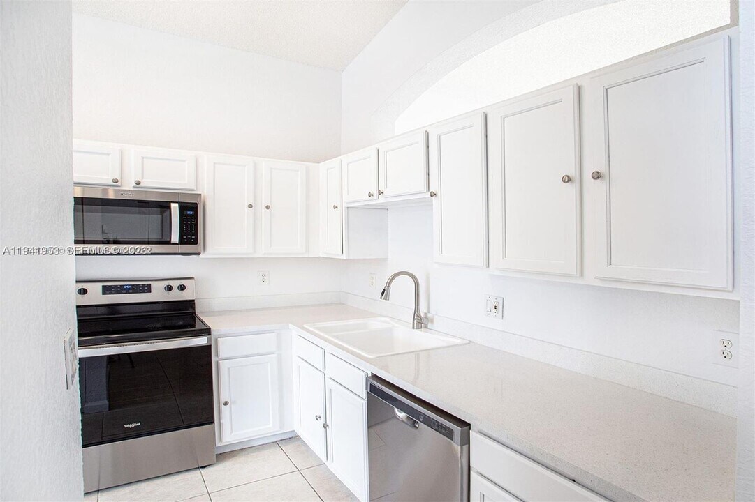 16222 SW 102nd Terrace in Miami, FL - Building Photo