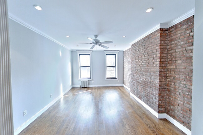 697 10th Ave in New York, NY - Foto de edificio - Building Photo