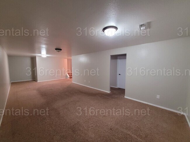 2347 S Goebel Cir in Wichita, KS - Foto de edificio - Building Photo