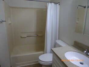 2220 Abbeywood Dr in Lisle, IL - Building Photo - Building Photo