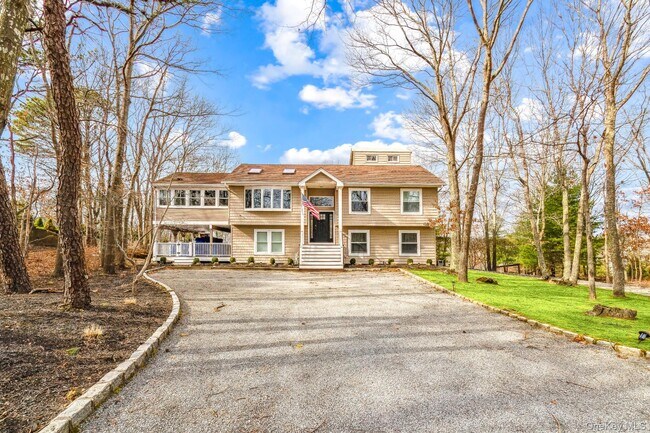 30 Squires Blvd in Hampton Bays, NY - Building Photo - Building Photo