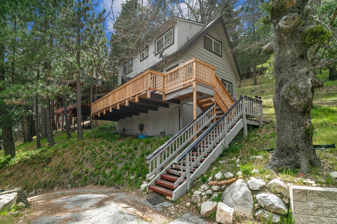 332 Fairway Dr in Lake Arrowhead, CA - Building Photo