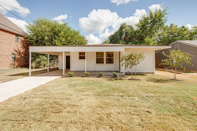 IMMEDIATE MOVE IN! Cute 2 Bedroom Home wi