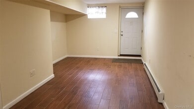 27 Inwood Ave in Selden, NY - Building Photo - Building Photo