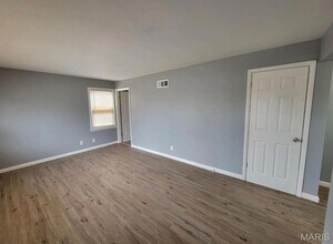 5636 Sapphire Ave in Jennings, MO - Building Photo - Building Photo