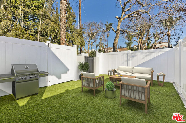 843 N Formosa Ave in Los Angeles, CA - Building Photo - Building Photo