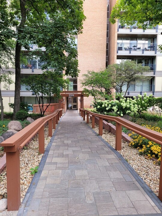 6010 Oakwood Dr in Lisle, IL - Building Photo