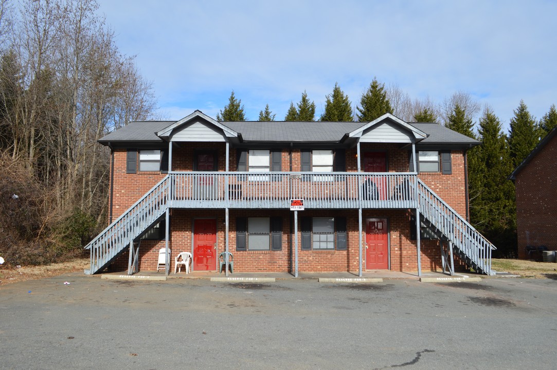 Green Oaks Apartments in Winston-Salem, NC - Building Photo