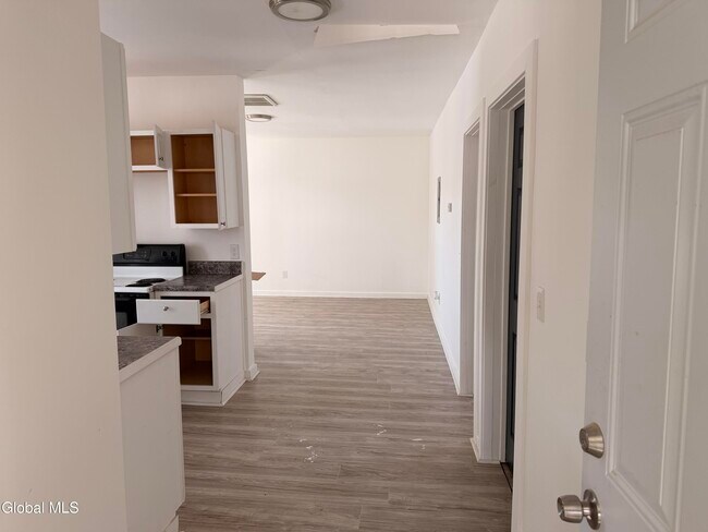 8 Gardiner St in Amsterdam, NY - Foto de edificio - Building Photo