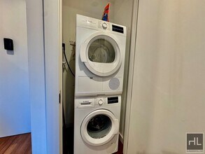 Stunning 1 bedroom with Condo finishes W/D and DW Lare Private Outdoor space close to the N line in Queens, NY - Foto de edificio - Building Photo