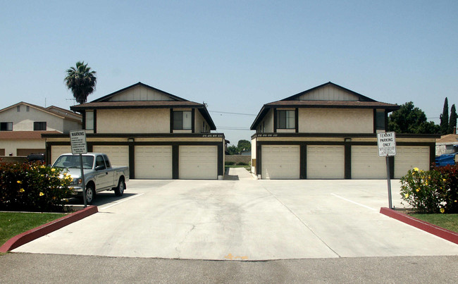 8781-8797 Moody St in Cypress, CA - Foto de edificio - Building Photo