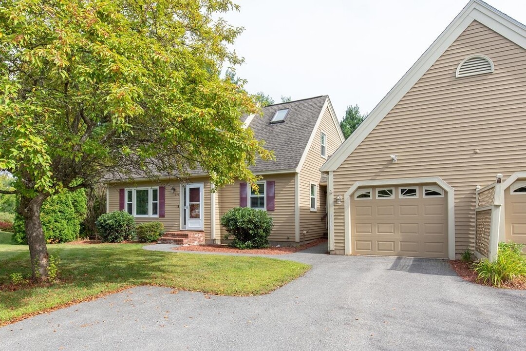 246 Winding Pond Rd in Londonderry, NH - Building Photo