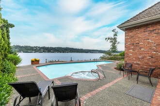 6408 E Mercer Way in Mercer Island, WA - Building Photo - Building Photo