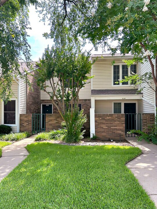 838 Creekside Dr in Lewisville, TX - Building Photo