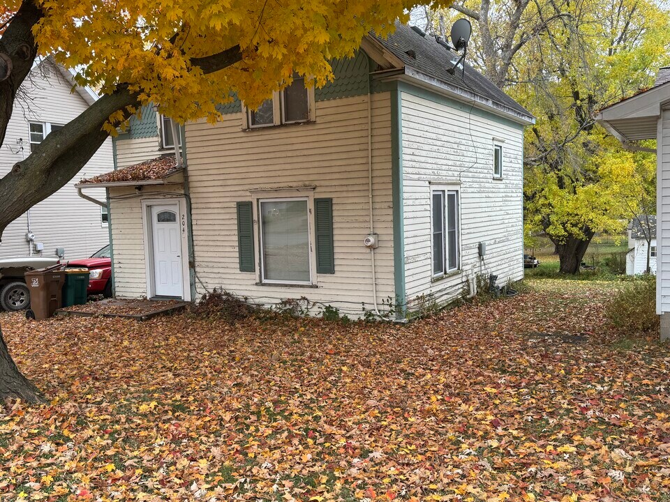 204 Independence Ave S in Clarks Grove, MN - Building Photo