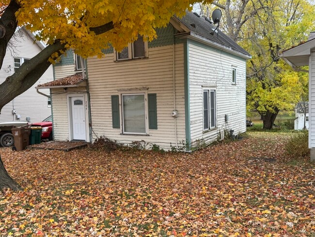 204 Independence Ave S in Clarks Grove, MN - Foto de edificio - Building Photo