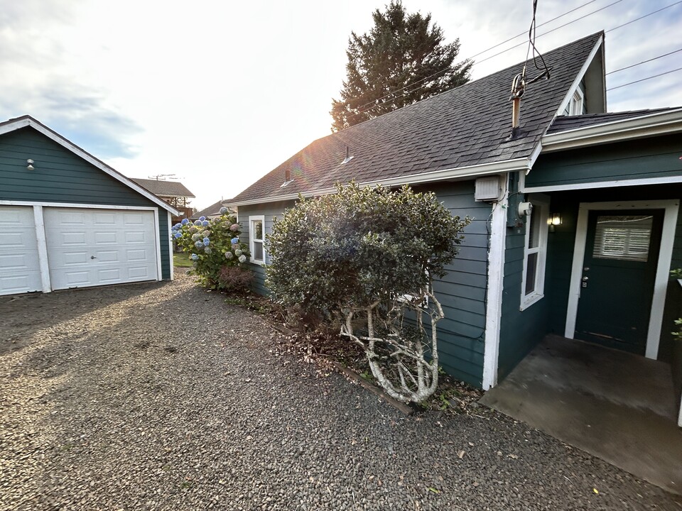 1716 NE 14th St in Lincoln City, OR - Building Photo