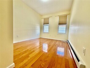 561 61st St in Brooklyn, NY - Foto de edificio - Building Photo