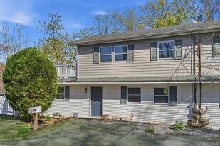 41 Potters Ln in Huntington, NY - Building Photo