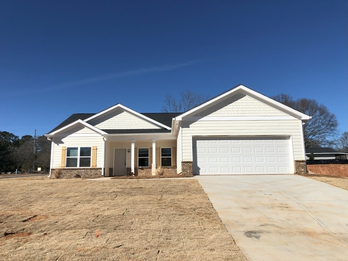 261 Charlotte Cir in Statham, GA - Foto de edificio