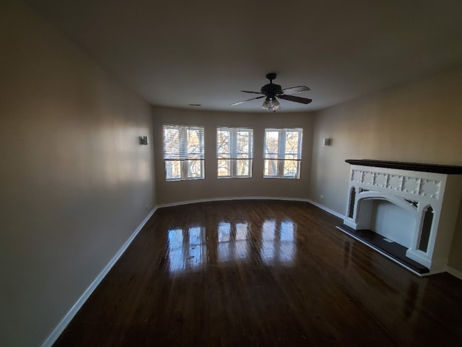 7700 S Essex Ave in Chicago, IL - Foto de edificio - Building Photo