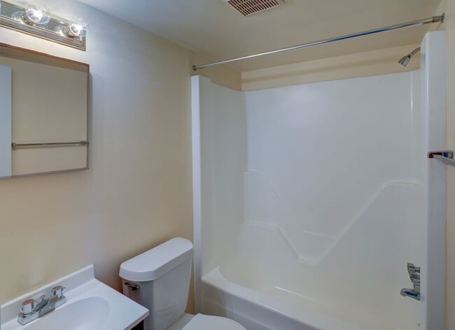 Vantage Apartments in Virginia Beach, VA - Foto de edificio - Building Photo