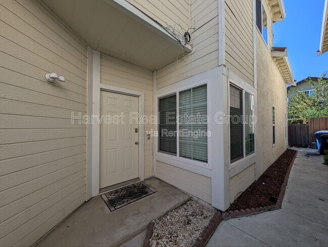 5621 Civic Terrace Ave in Newark, CA - Building Photo - Building Photo