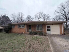 330 Jack Coleman Dr NW in Huntsville, AL - Building Photo