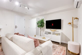 1755 R. Saint-Denis in Montréal, QC - Building Photo - Building Photo