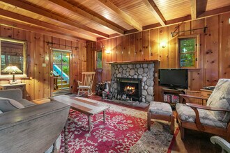 647 W Victoria Ct in Lake Arrowhead, CA - Building Photo - Building Photo