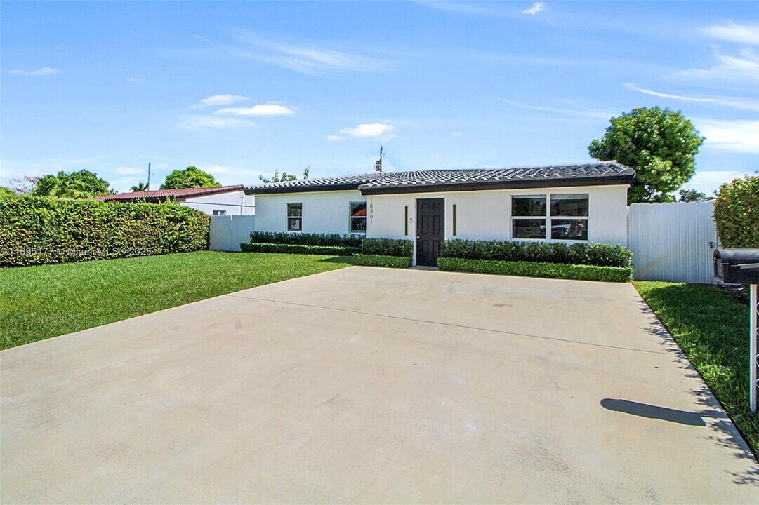 18361 NE 20th Pl in North Miami Beach, FL - Building Photo