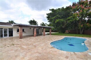 10820 SW 126th St in Miami, FL - Building Photo