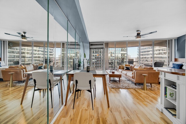 300 N State St in Chicago, IL - Building Photo - Building Photo