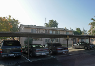 Sierra Gardens Apartments in Fresno, CA - Building Photo - Building Photo