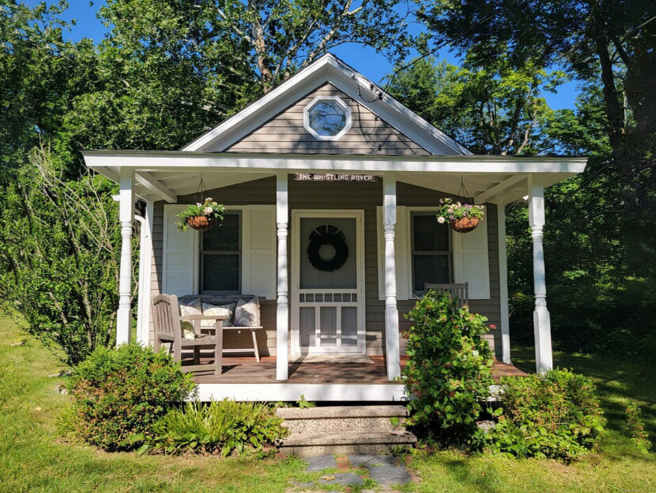 2 Shut Rd in Newtown, CT - Building Photo