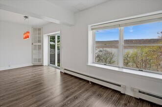 727 Warburton Ave in Yonkers, NY - Foto de edificio - Building Photo