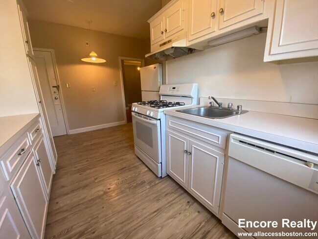 93 Longwood Ave in Brookline, MA - Building Photo - Building Photo