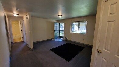 2112 Yellowstone St in Ellensburg, WA - Foto de edificio - Building Photo