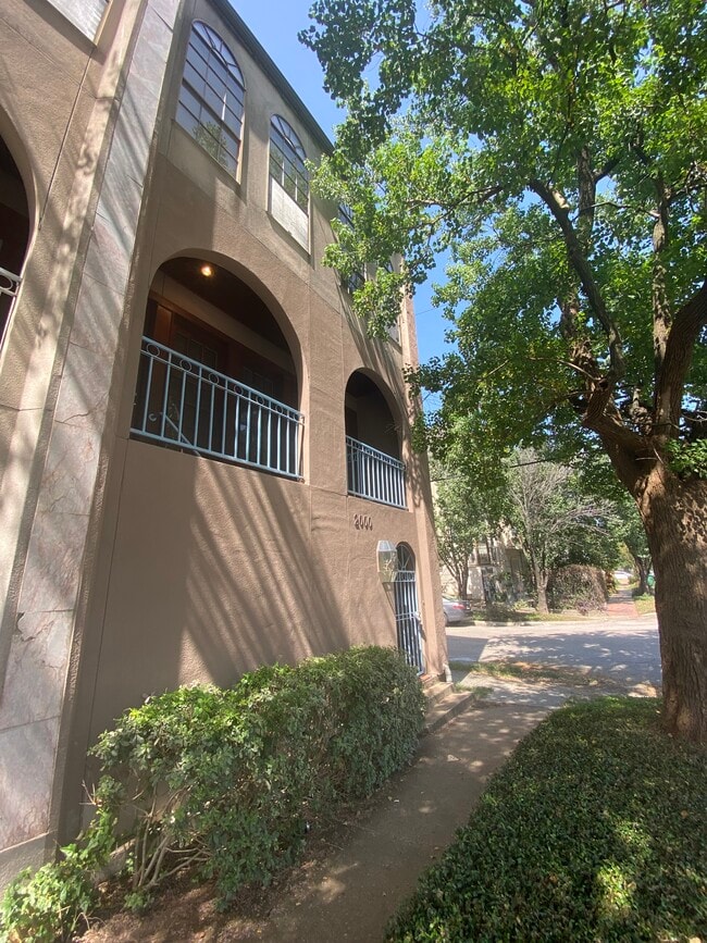 2000 Fairview Ave in Houston, TX - Foto de edificio - Building Photo