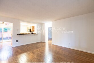 402 NE 63rd Ave in Portland, OR - Building Photo - Building Photo