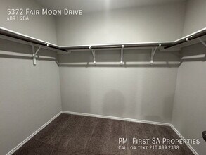 5372 Fair Moon Dr in Bulverde, TX - Building Photo - Building Photo