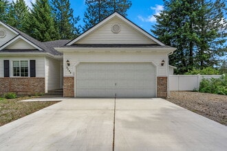8290 N Uplands Dr in Hayden, ID - Building Photo - Building Photo