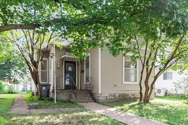 1005 W 3rd St in Sedalia, MO - Building Photo - Building Photo