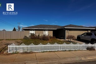 1498 Avalon Dr in Medford, OR - Building Photo